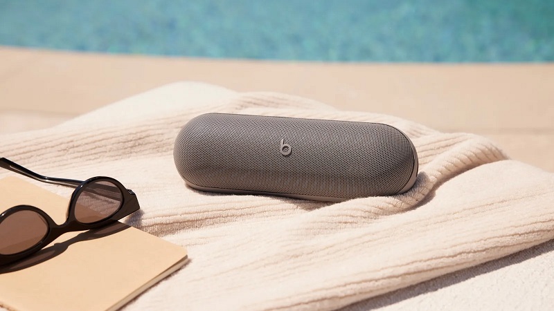 Kim Kardashian and Apple have unveiled the Beats Pill wireless speaker in two new colours-3