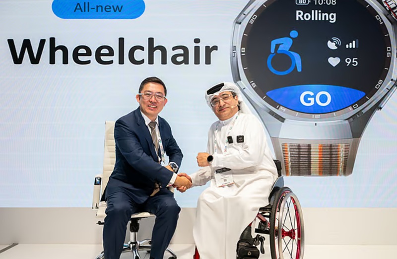 Регіональний менеджер Huawei Брюс Лі та президент Азіатського паралімпійського комітету Маджид Рашед