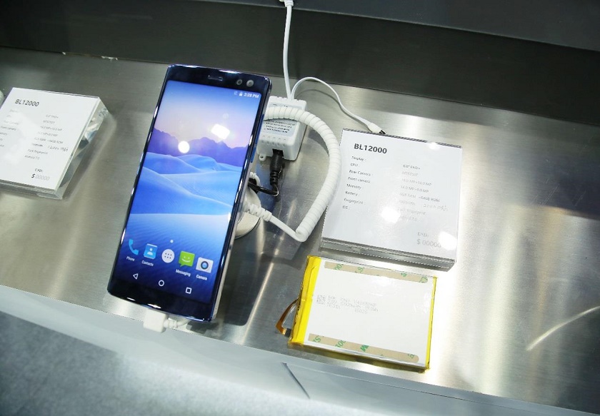 DOOGEE показала работу функции распознавания лица Face Unlock в MIX 2-3 bl 12000.jpg