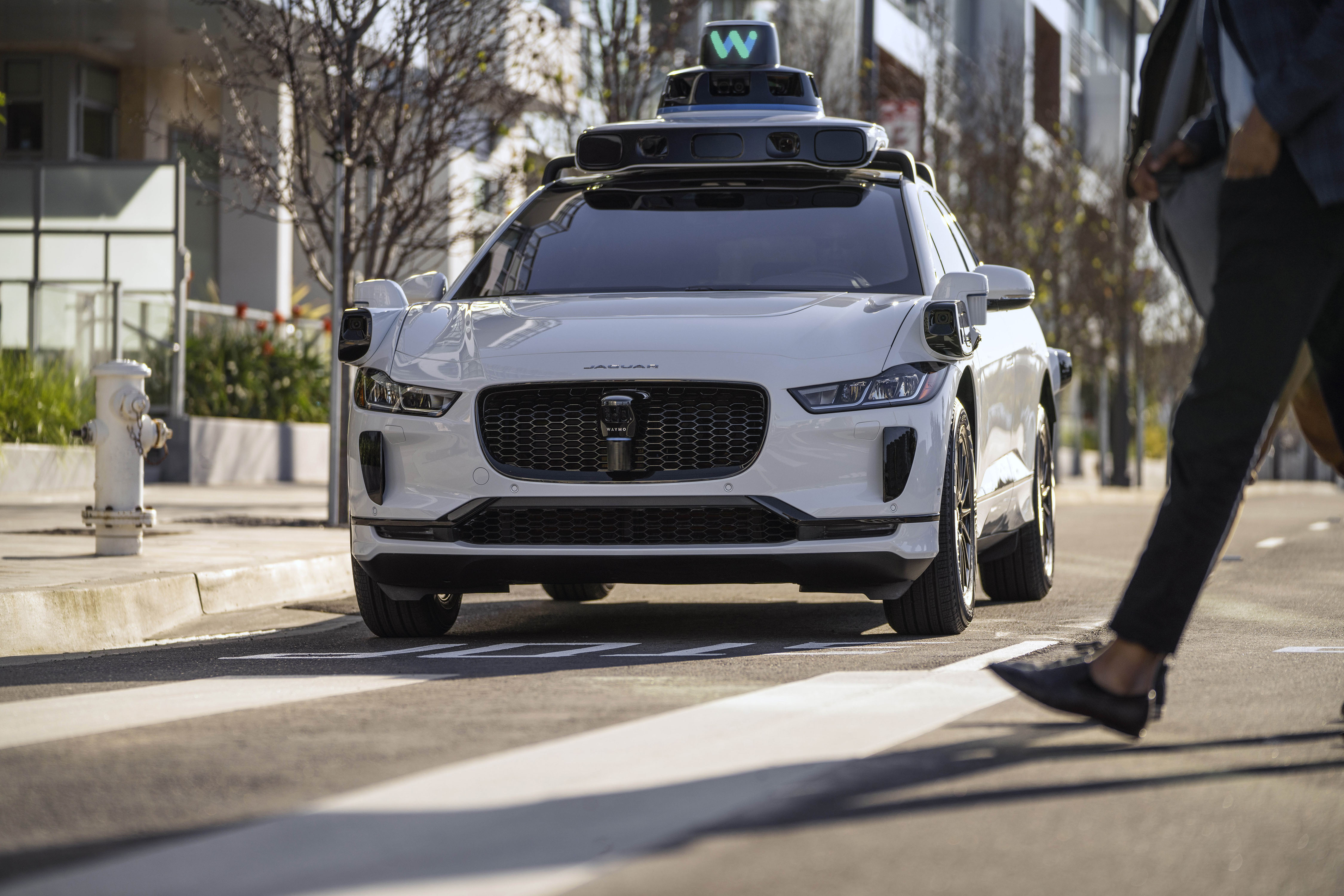 Sept robots-taxis Waymo ont bloqué la circulation sur un échangeur autoroutier à San Francisco.