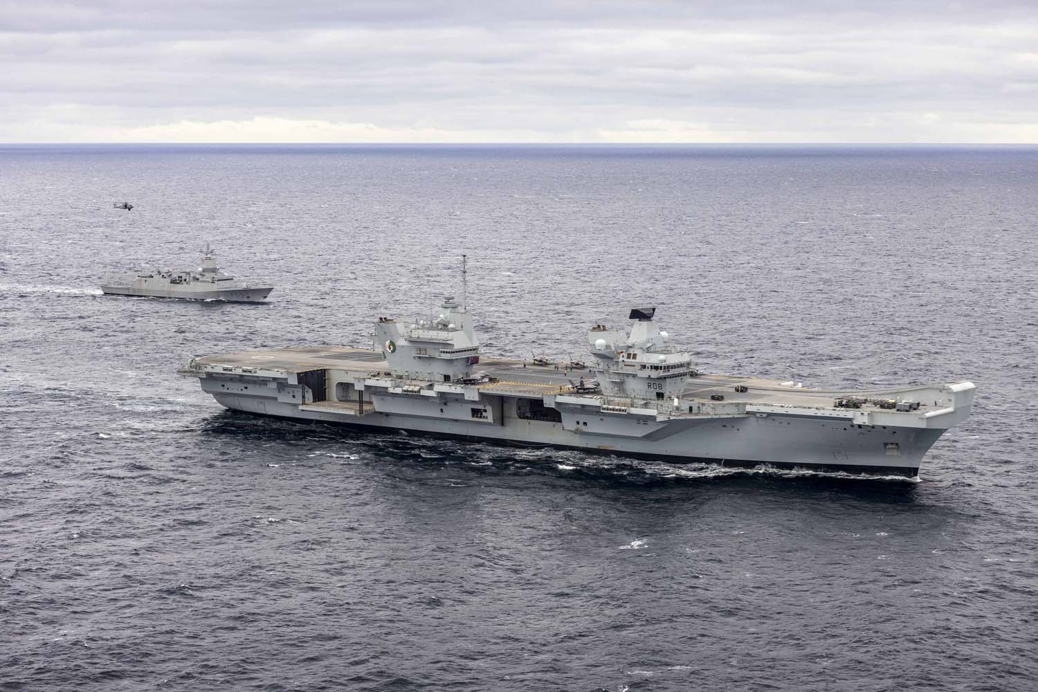 El portaaviones británico HMS Queen Elizabeth, que transporta cazas de quinta generación F-35B Lightning II, se ha transferido al mando de la OTAN por primera vez en la historia-10