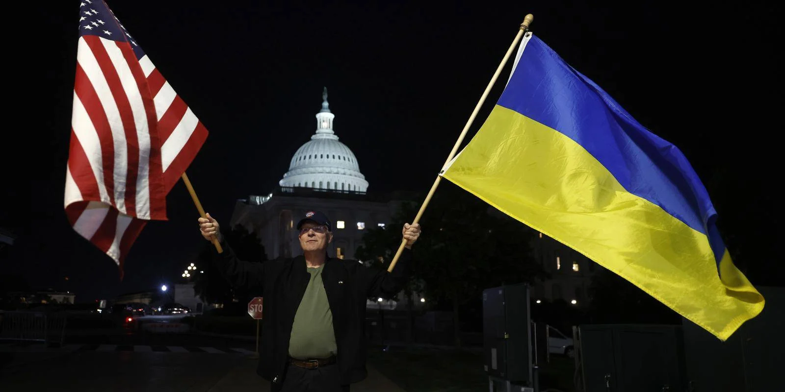 Illustrative image of the Ukrainian and American flags.