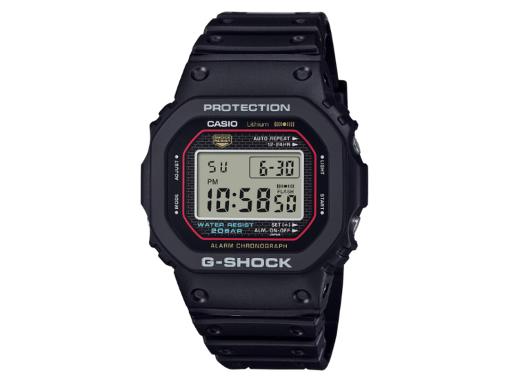 Годинник G-Shock DW5000R на фоні міського пейзажу