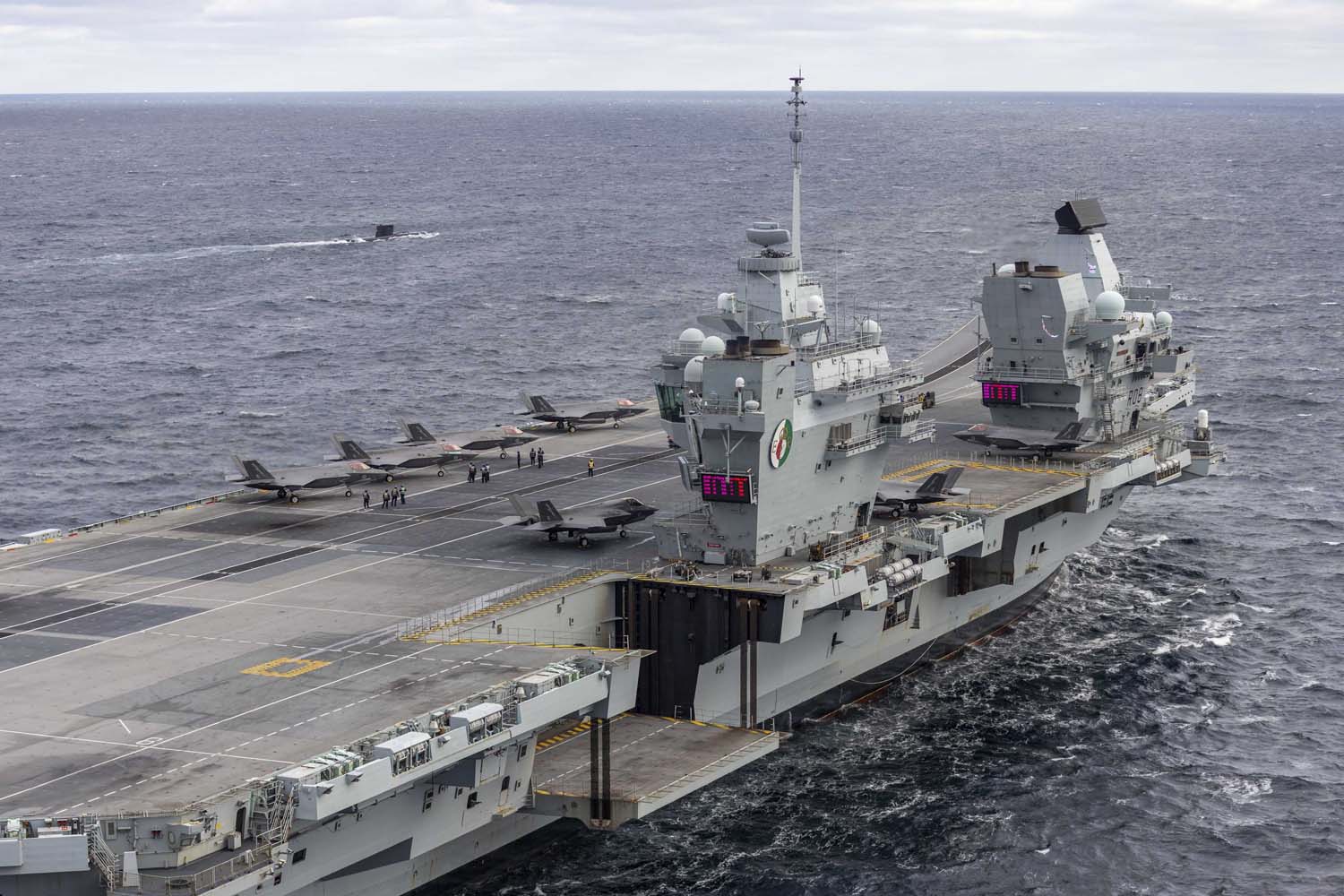 El portaaviones británico HMS Queen Elizabeth, que transporta cazas de quinta generación F-35B Lightning II, se ha transferido al mando de la OTAN por primera vez en la historia-11