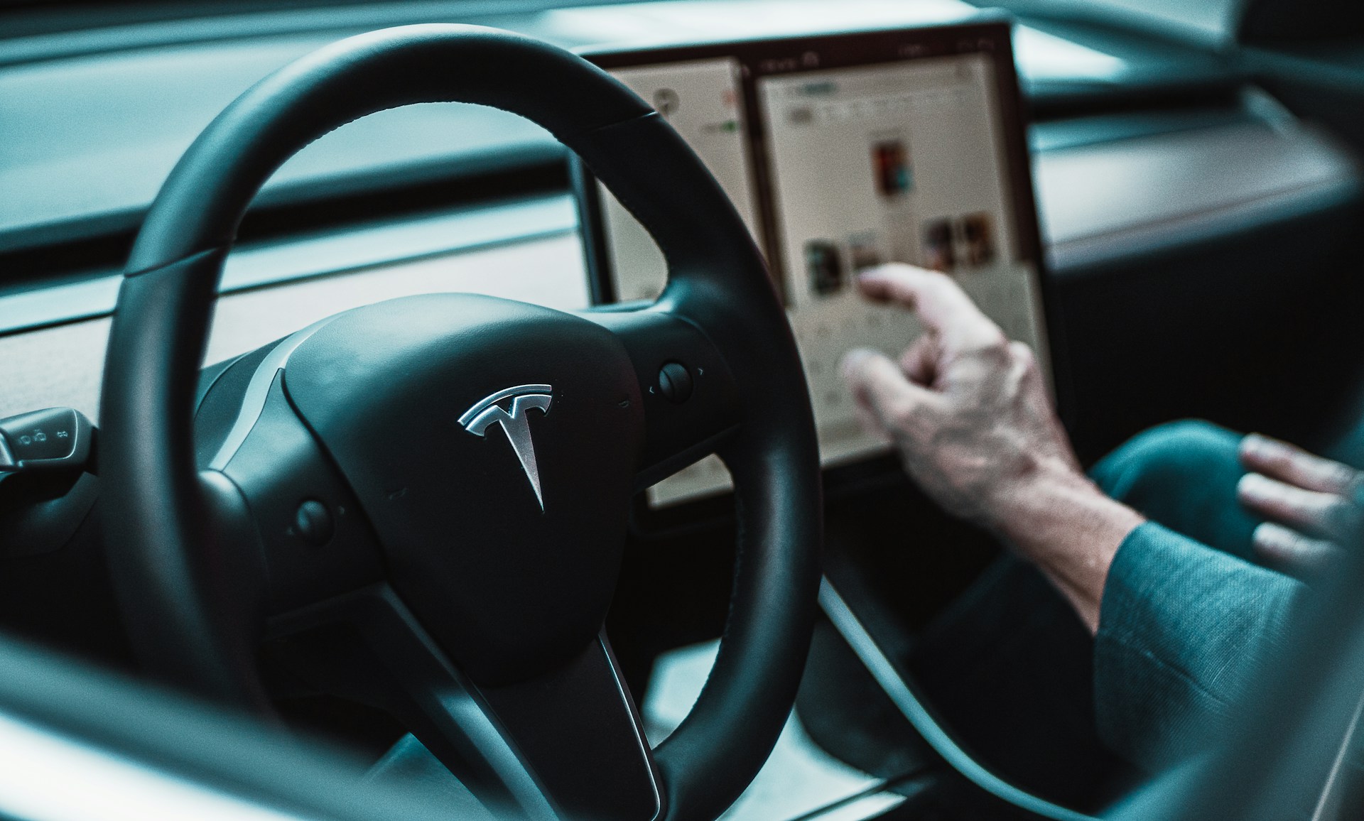 Tesla halverer abonnementsprisen for Full Self Driving på grunn av nedgang i nybilsalget