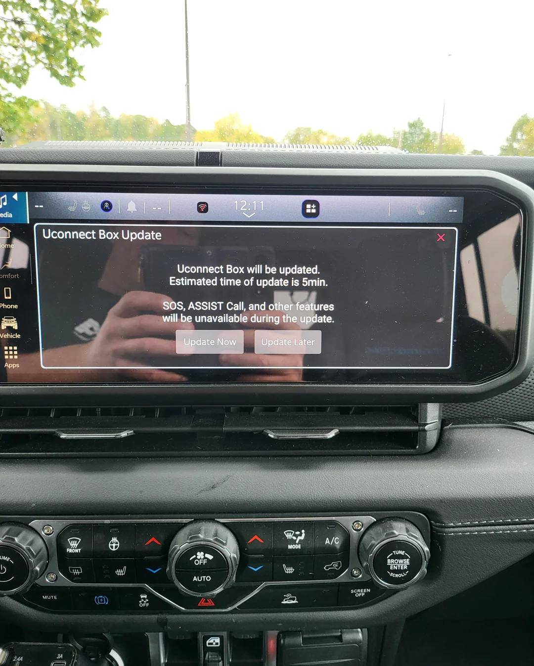Notification of the Uconnect software update availability. Illustration: Raider222x / r/Jeep4xE