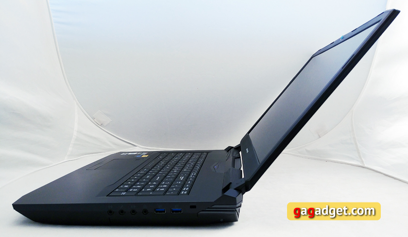 Обзор Dream Machines Clevo X1060-17UA22: мощный игровой ноутбук с настольным процессором-15