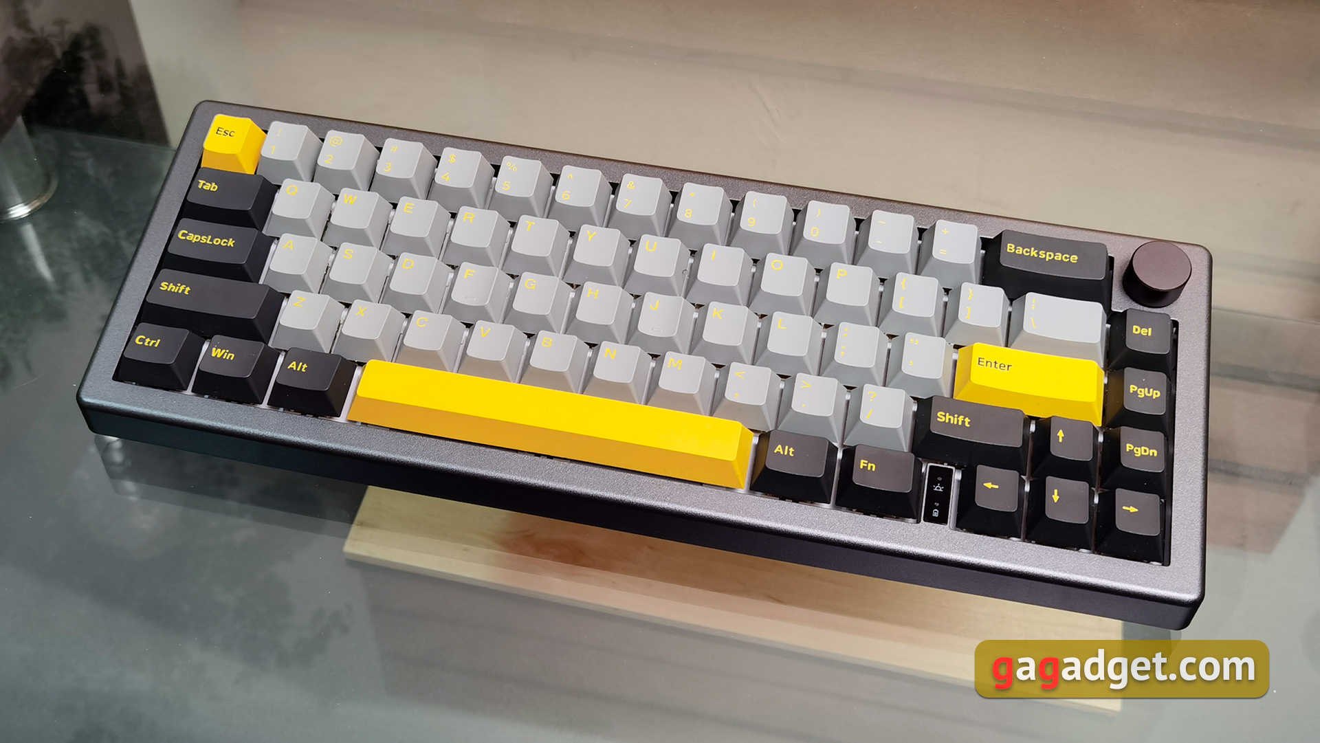 El Epomaker NT68 es un pequeño teclado mecánico, con RGB