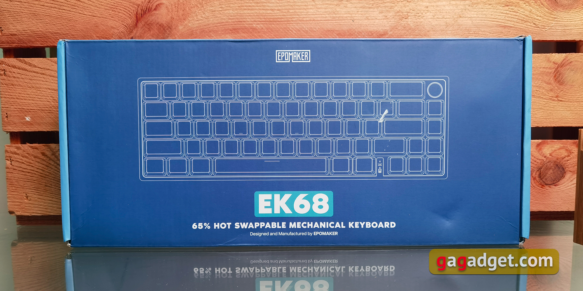 El Epomaker NT68 es un pequeño teclado mecánico, con RGB, inalámbrico y  magnético para ser adherido a portátiles