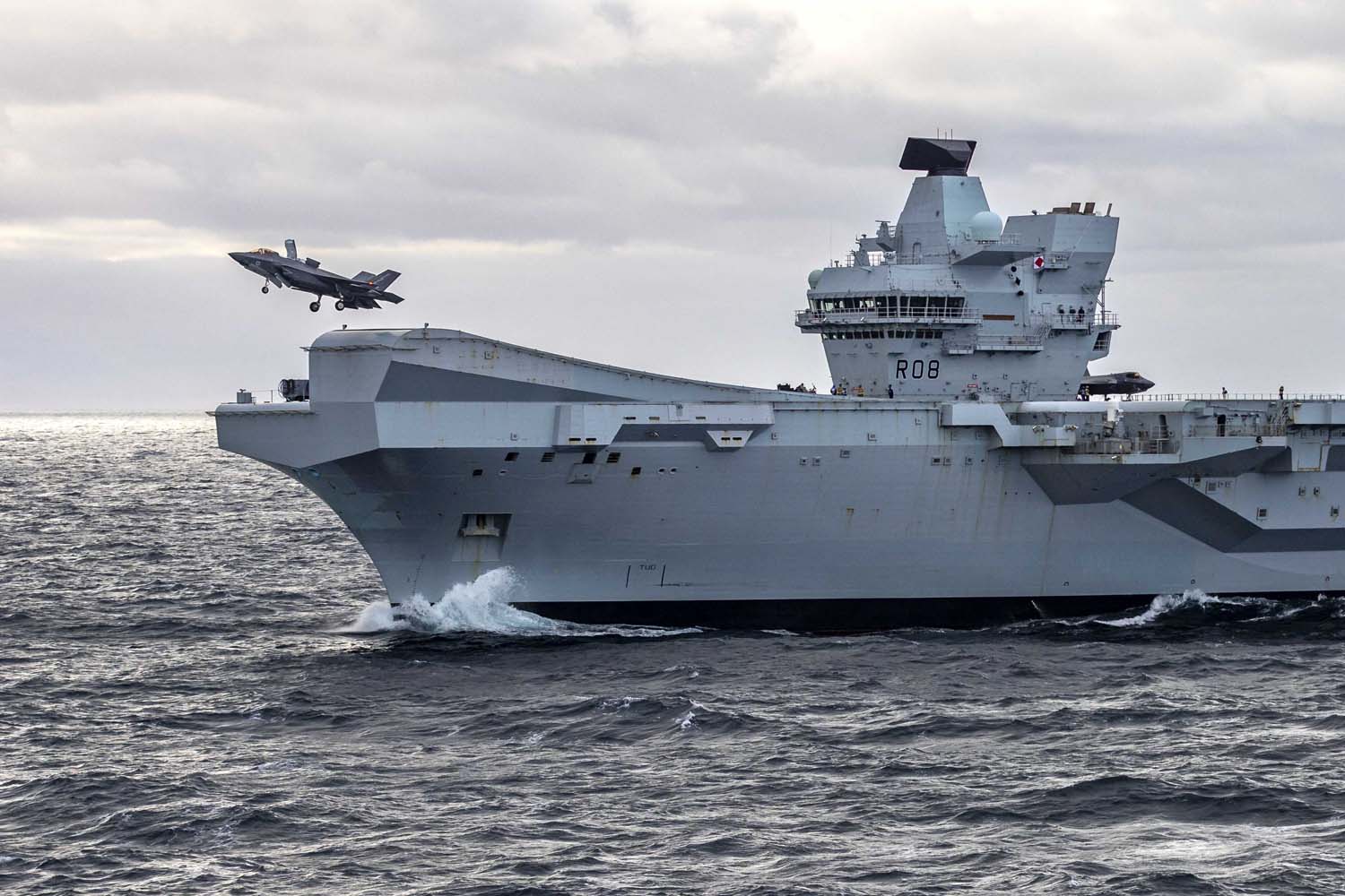 El portaaviones británico HMS Queen Elizabeth, que transporta cazas de quinta generación F-35B Lightning II, se ha transferido al mando de la OTAN por primera vez en la historia-13