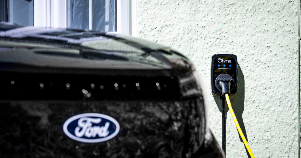 Иллюстративное фото Ford Explorer EV, подключенного к настенной зарядке