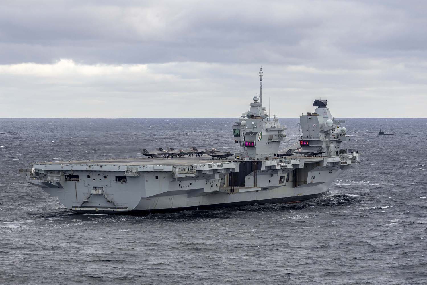 El portaaviones británico HMS Queen Elizabeth, que transporta cazas de quinta generación F-35B Lightning II, se ha transferido al mando de la OTAN por primera vez en la historia-14