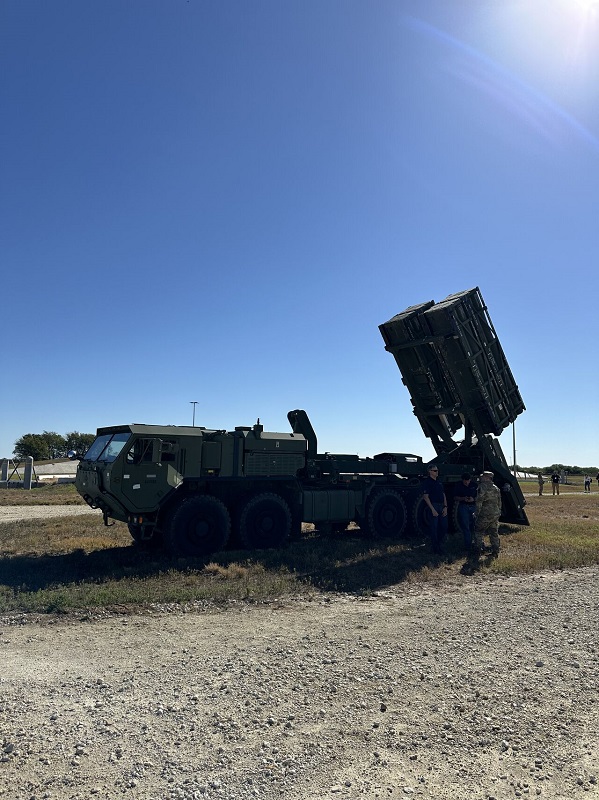 Quatre fois plus puissant que les HIMARS : l'entreprise de défense Lockheed Martin a dévoilé le prototype d'un nouveau système de fusée à lancement multiple.-3