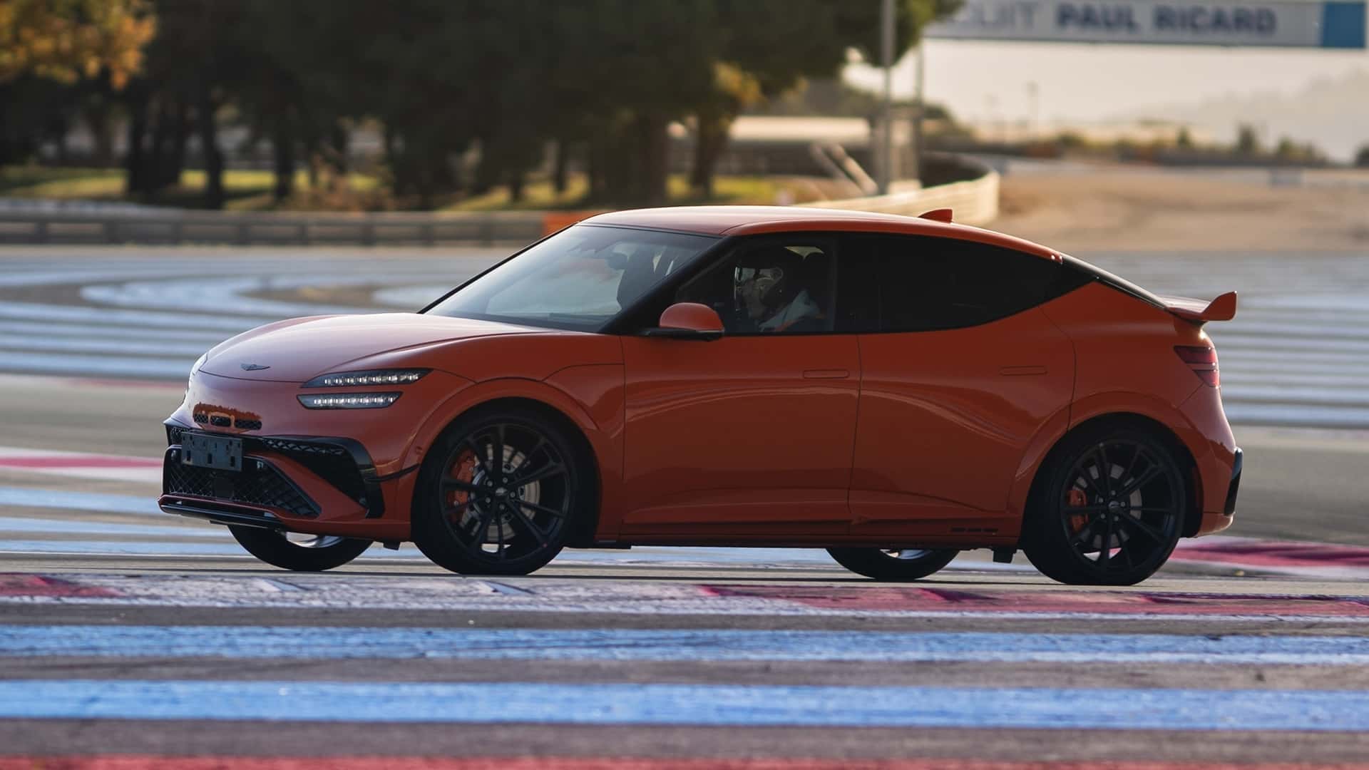 Genesis GV60 Magma 2026 на трассе