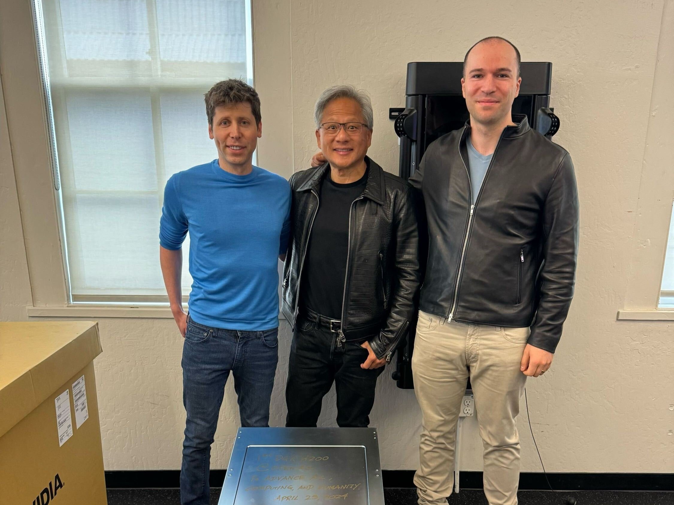 NVIDIA CEO overhandigde persoonlijk de eerste DGX H200 AI accelerators aan het OpenAI kantoor