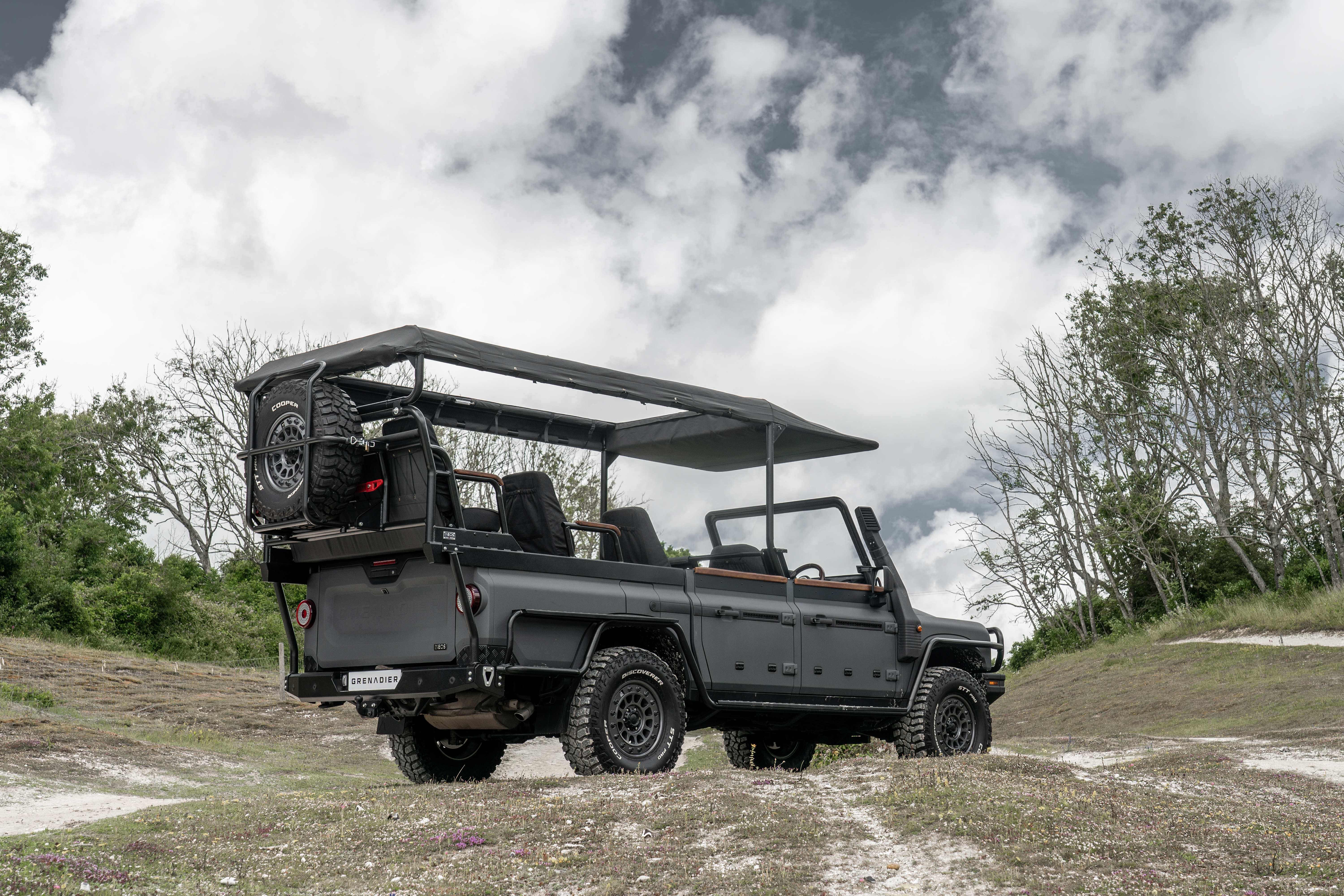 Grenadier Game Viewer вид сбоку с открытыми сиденьями