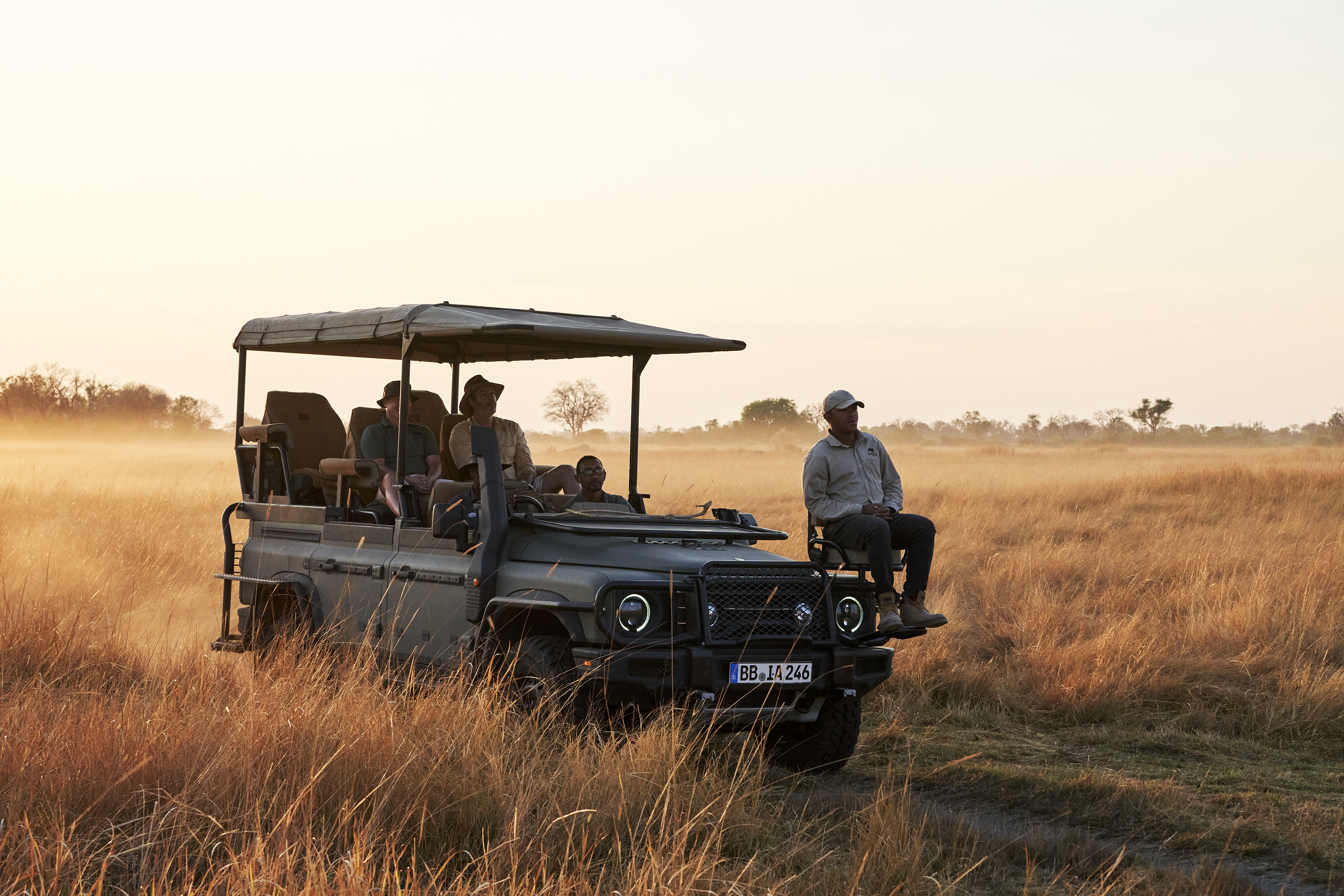 Grenadier Game Viewer вид сзади с открытыми дверями