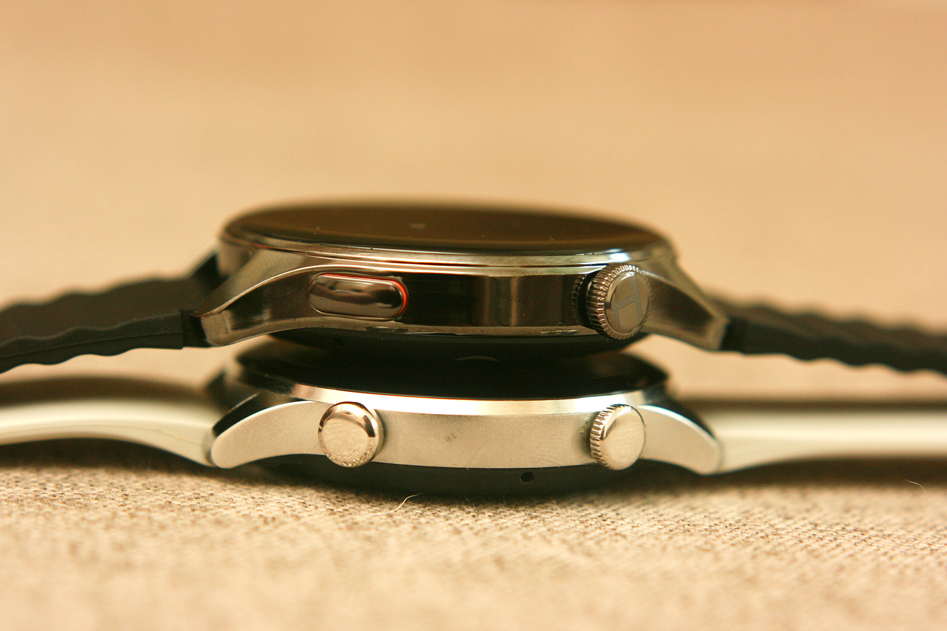 Порівняння кнопок Haylou Watch 4s та Solar Plus RT3