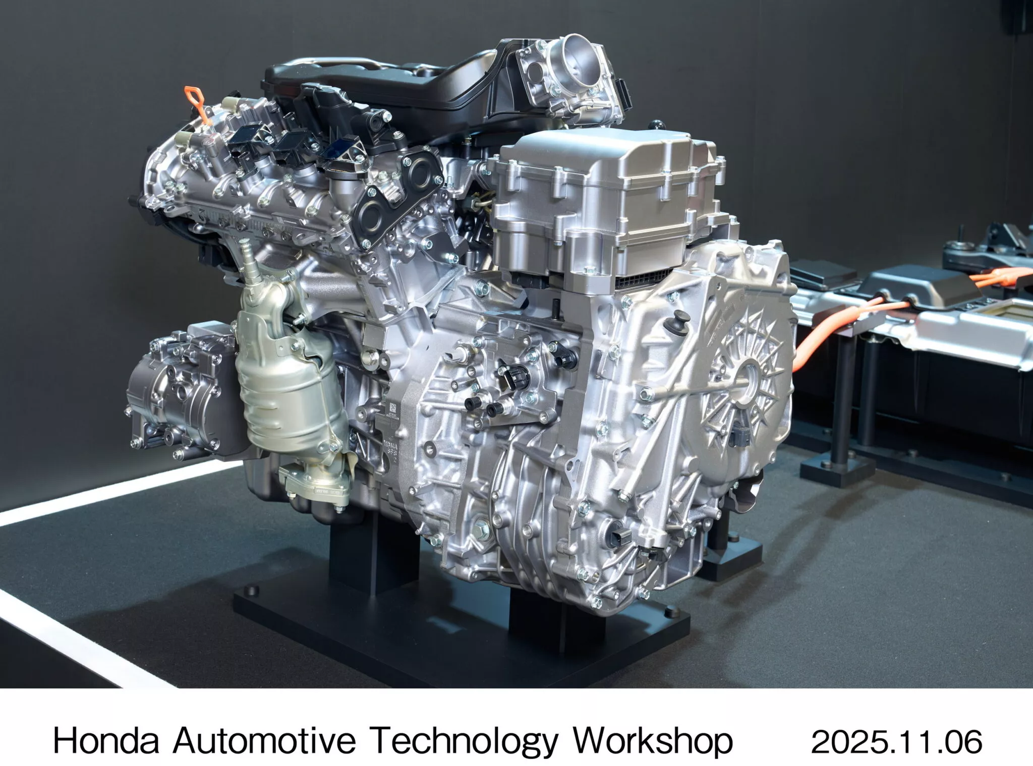 Элементы новой гибридной системы Honda на стенде