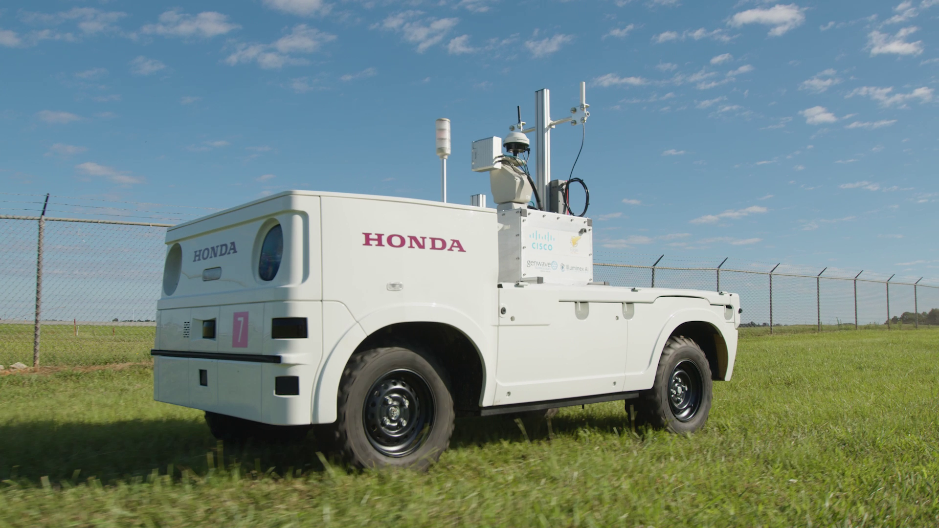Honda протестує автономну вантажівку Autonomous Work Vehicle в аеропорту Торонто