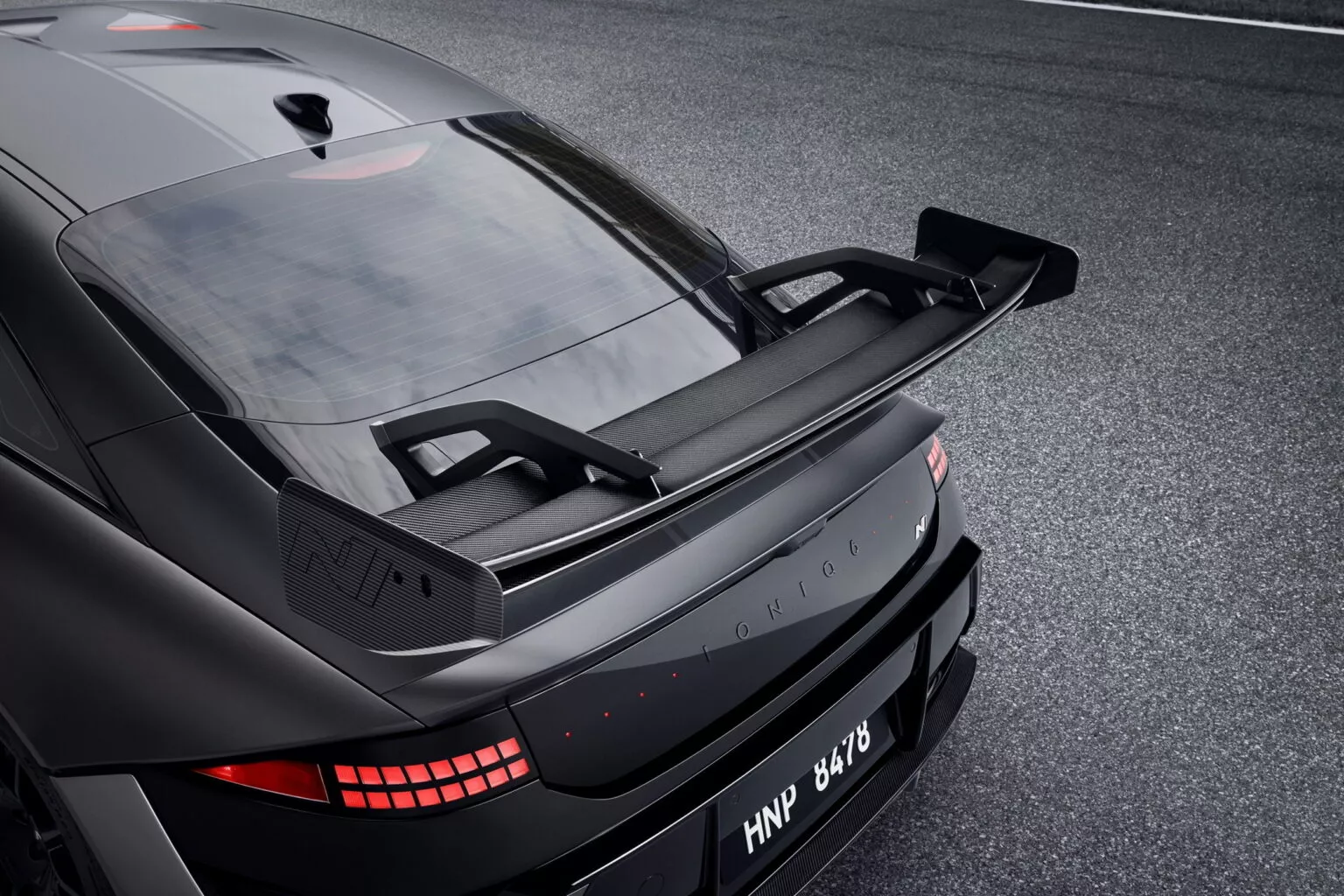 Вид на заднюю часть Hyundai Ioniq 6 N