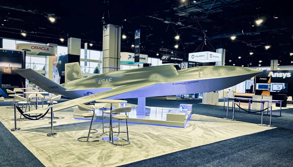 US company General Atomics has unveiled a full-size model of a "disposable" unmanned fighter jet