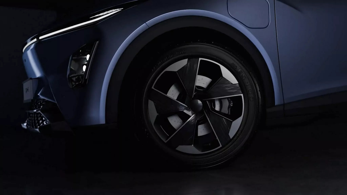 Передняя часть Perodua QV-E