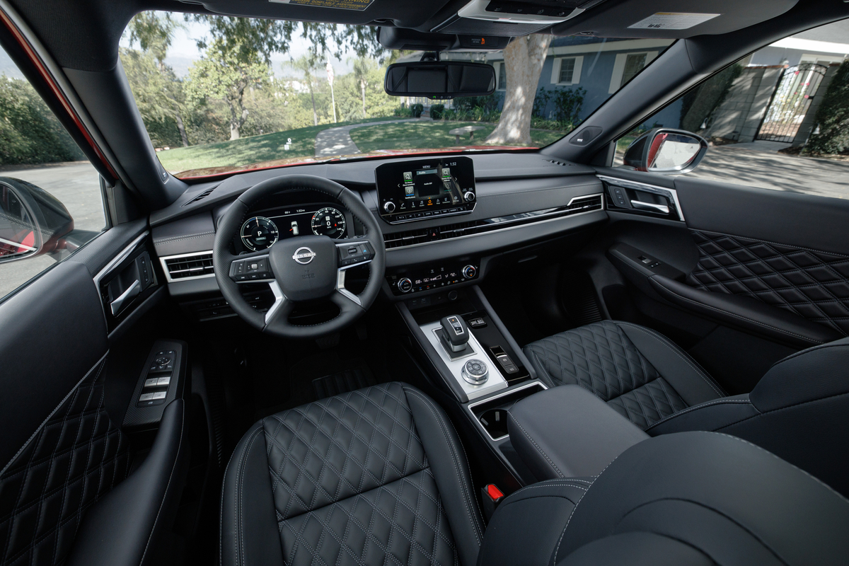 Вид на салон 2026 Nissan Rogue PHEV