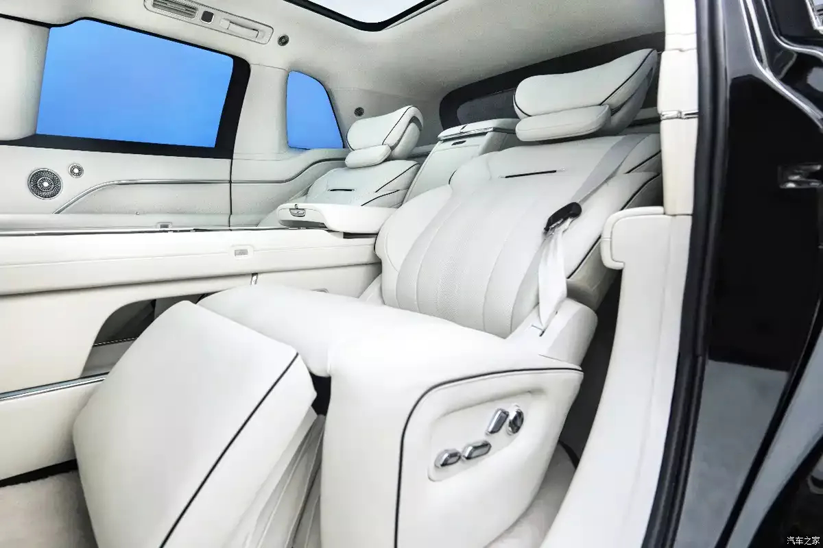 The interior of the new SUV from Dreame