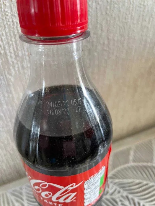 Refresco con sabor a historia: Ucrania vende una botella de Coca-Cola producida en los primeros minutos de la invasión a gran escala de Rusia.-2