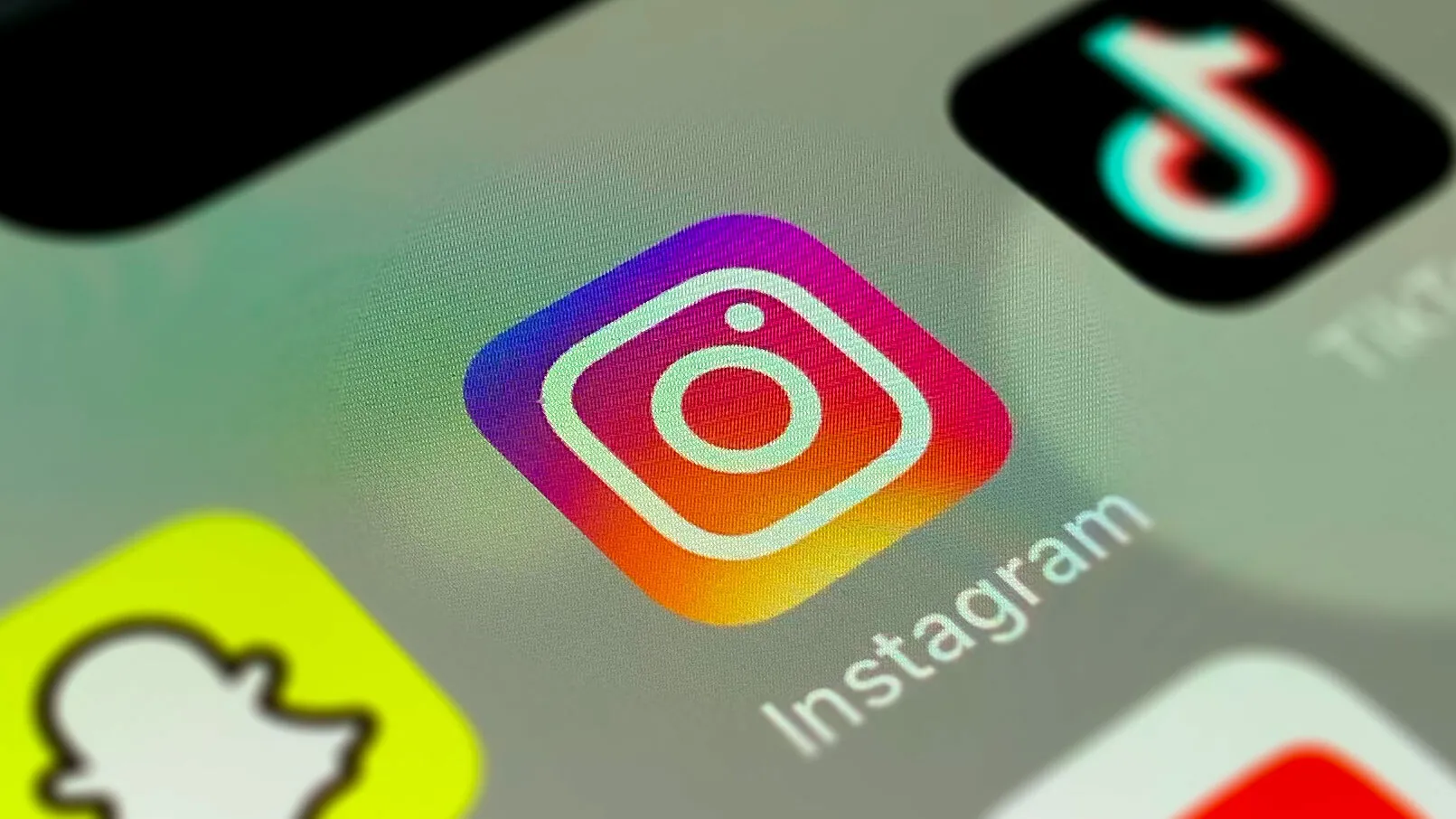 Instagram utvikler tilpassbare "AI-venner" - personaliserte chatboter for sosialt samvær.
