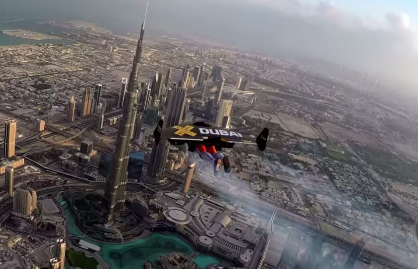 Экстремальные полеты на джетпаках в небе над Дубаи (видео)
