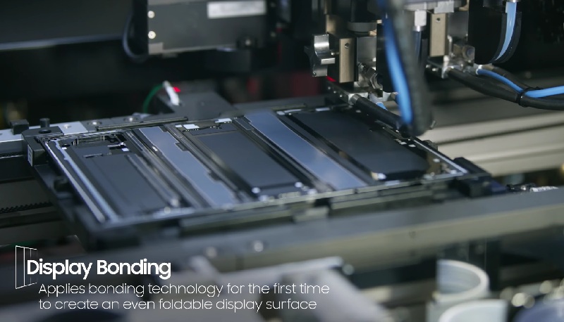 Процесс сборки смартфона Galaxy Z TriFold