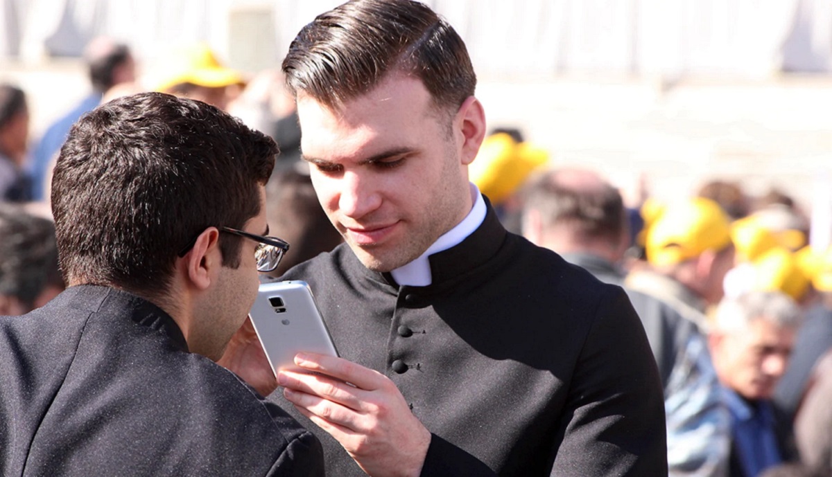 Kon verleiding niet weerstaan: Pennsylvania priester gaf meer dan $40k uit kerkkas uit aan mobiele games