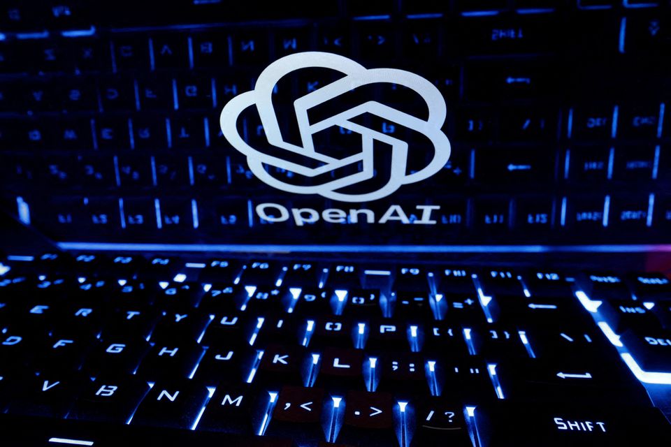 OpenAI utforsker muligheten for å lage egne brikker for kunstig intelligens.