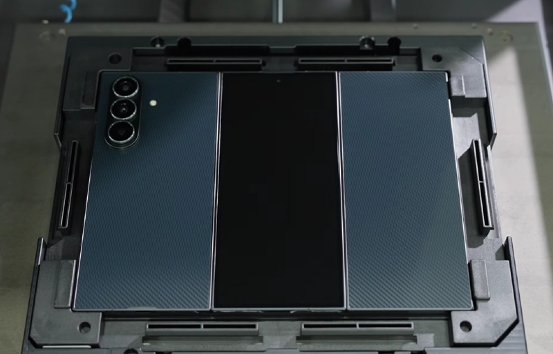 Крепление задних панелей Galaxy Z TriFold