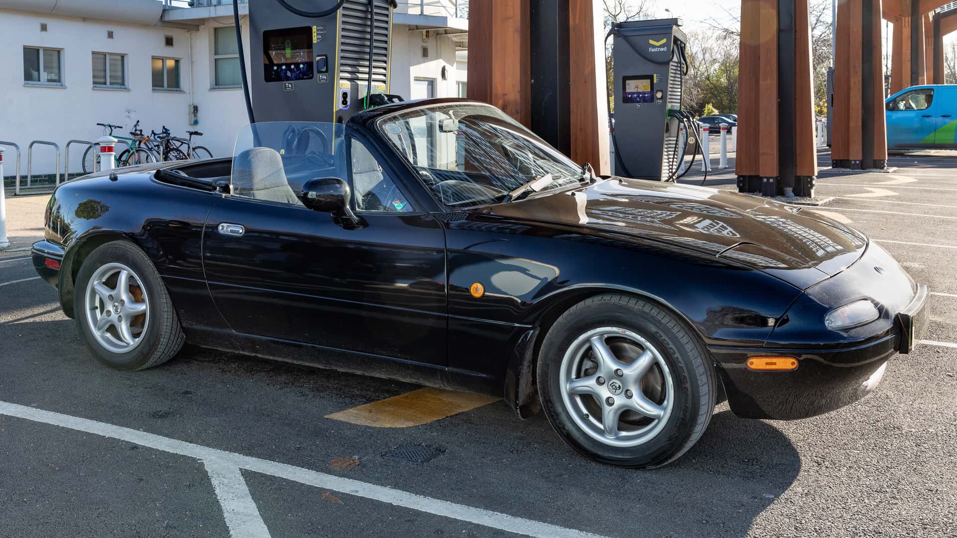 Electrified Mazda MX-5 NA - view 1