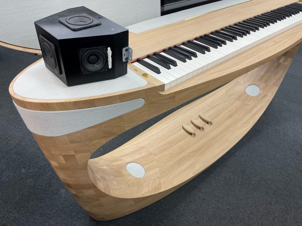 Roland kündigt ein Klavier mit integriertem Tablet und Drohnen als  Lautsprecher an