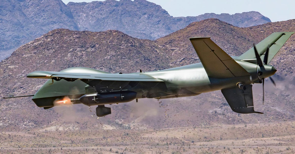 GA-ASI hat Kampfaufnahmen der hochmodernen Mojave-Drohne veröffentlicht, die mit zwei rotierenden Maschinengewehren und 16 AGM-114 Hellfire-Raketen ausgestattet ist.
