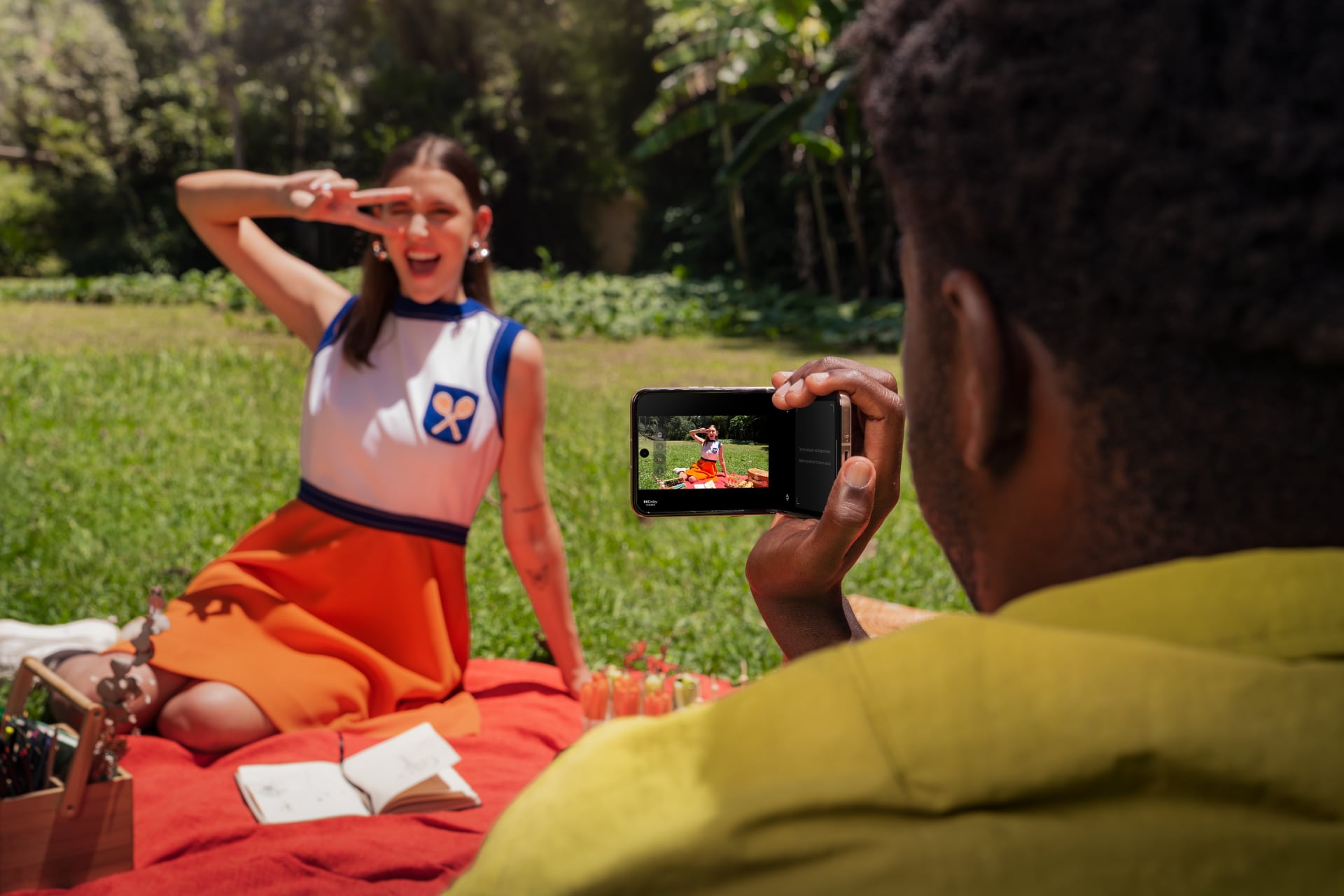 Motorola Razr 60 Ultra, боковой вид