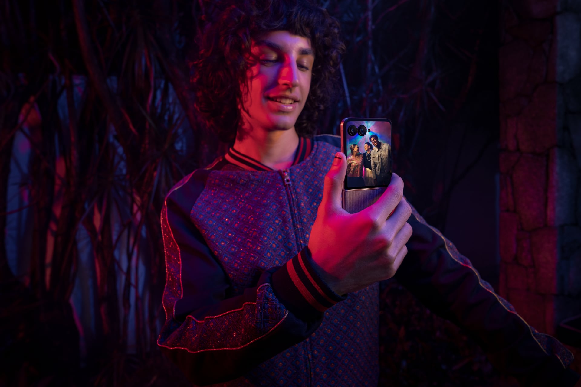 Motorola Razr 60 Ultra в коричневом цвете