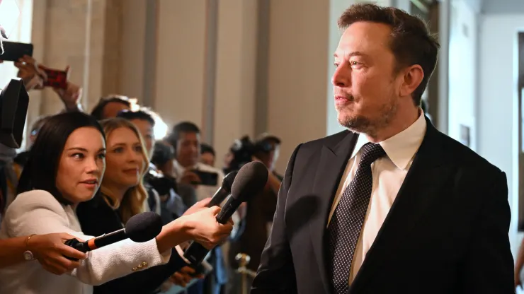 Elon Musk ha definito l'IA "dannosa per l'umanità" e ha chiesto che la tecnologia sia regolamentata