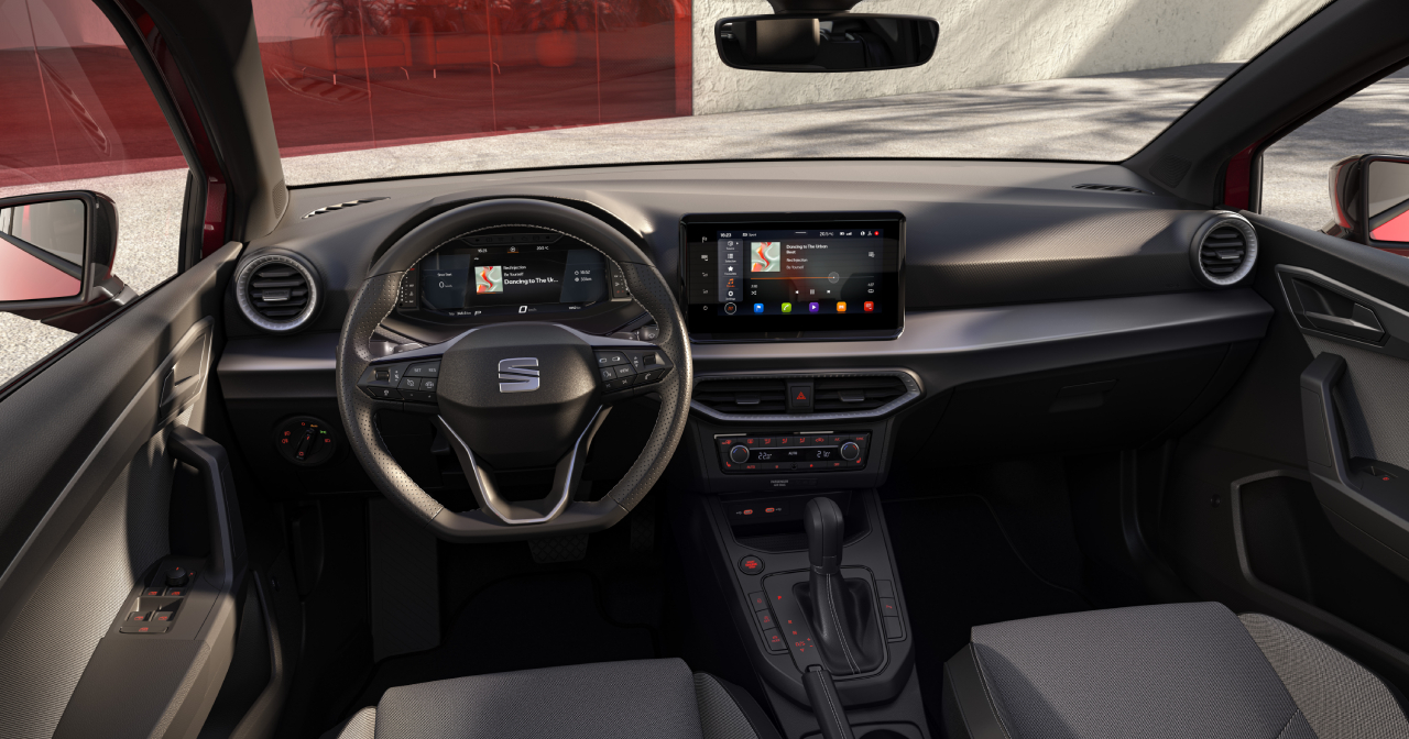 Вид сзади и передние сиденья нового Seat Ibiza