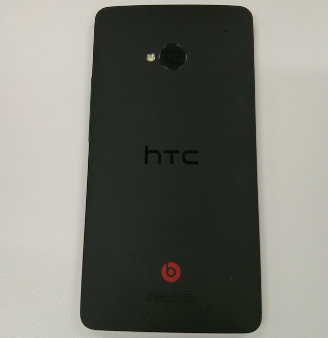 Живые фото HTC M7 с прилично обновленной оболочкой Sense 5.0-3