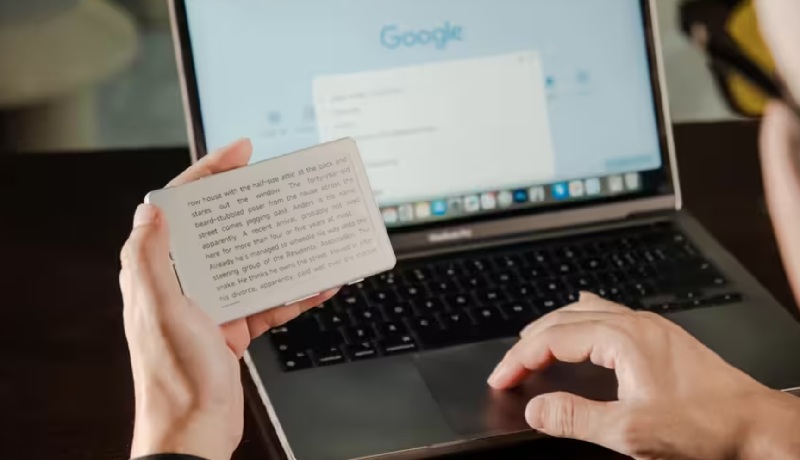 Ультракомпактна електронна книга Xteink X4 на смартфоні