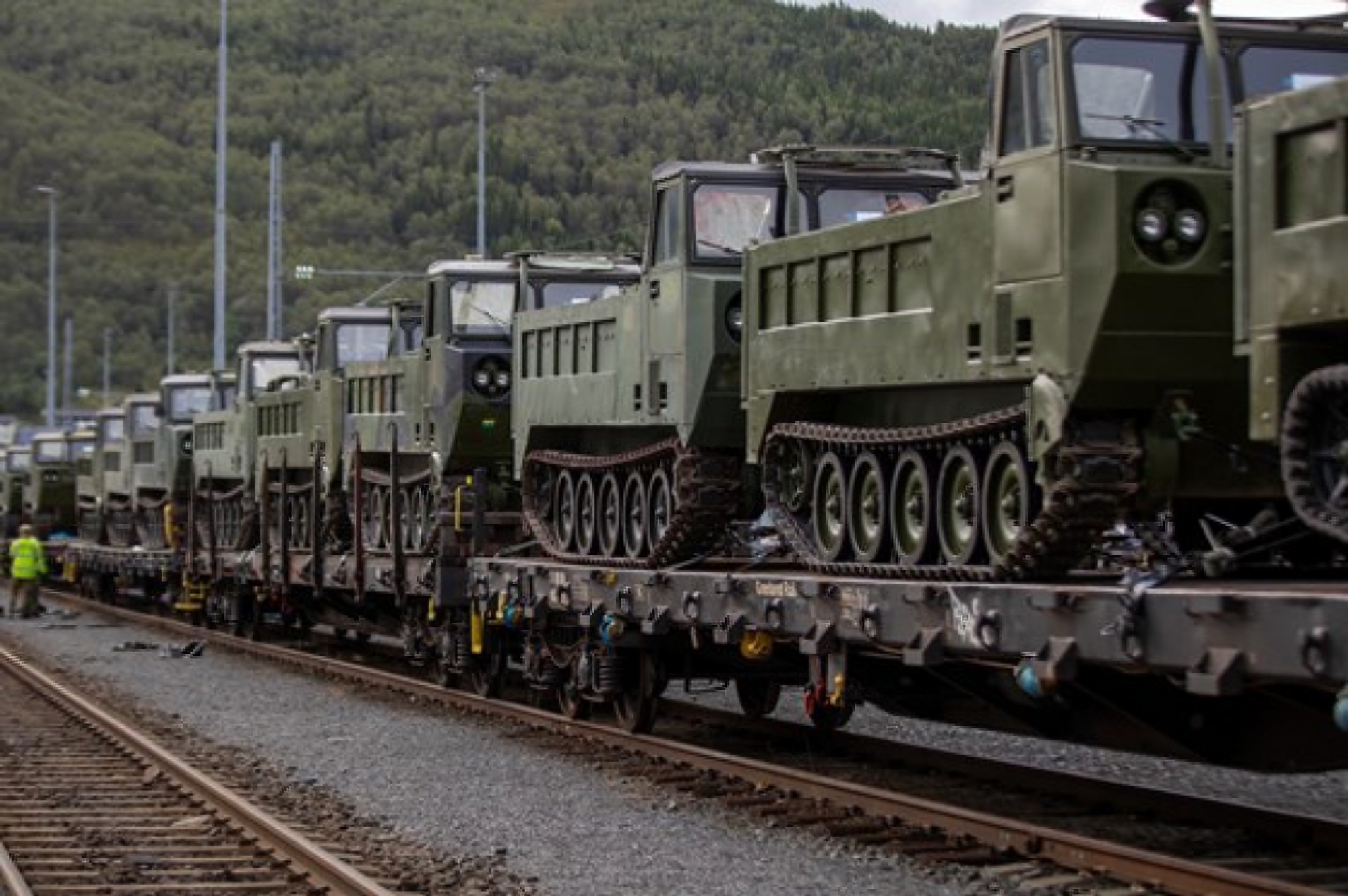 Noorwegen draagt 50 M548 rupstransporters over aan de AFU, ze zijn gebaseerd op de M113 APC.