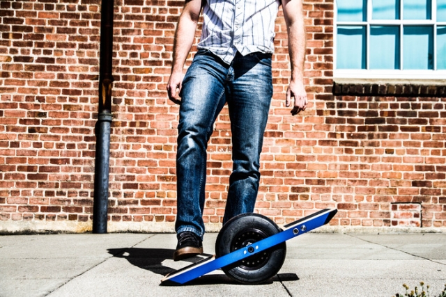 Концепт одноколесного электроскейтборда Onewheel с автоматической балансировкой -2