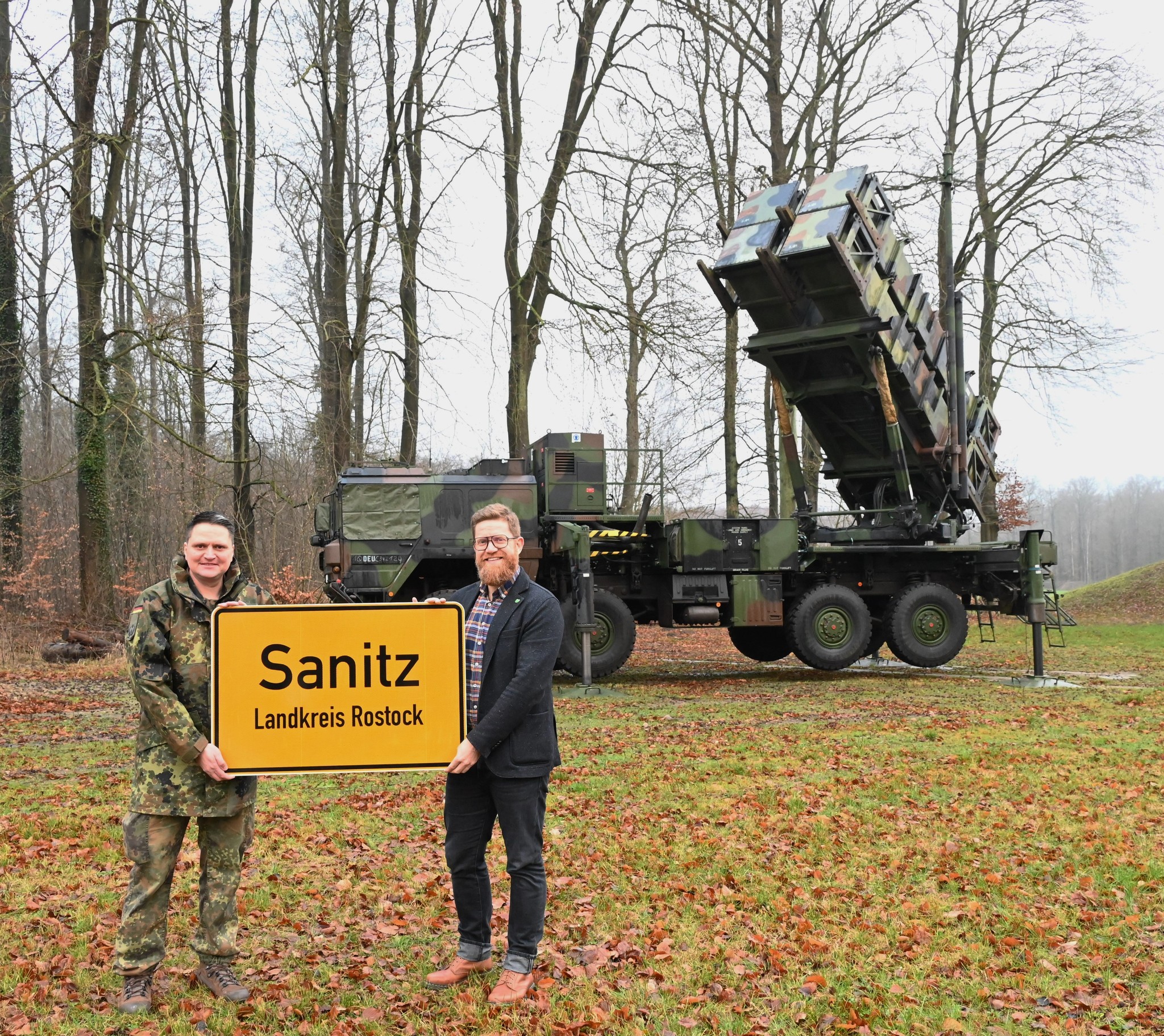 Mayor of Zanic Enrico Bendlin next to the Patriot surface-to-air missile system. Illustration: Bundeswehr