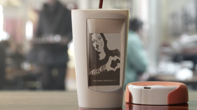Чашка для кофе с e-ink дисплеем и выходом в интернет Paulig Muki