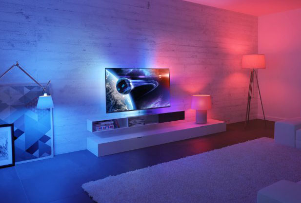 Тонкий 60-дюймовый телевизор Philips Elevation с четырехсторонней подсветкой Ambilight XL-2